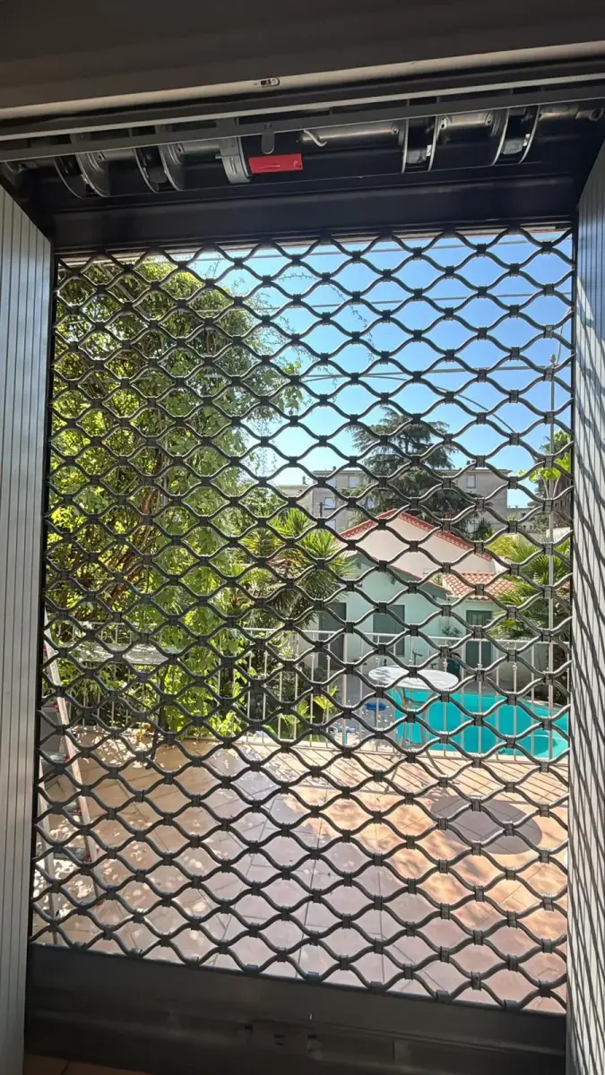 Installation et pose de rideau métallique à Paris 7